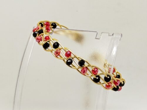 bracelet tressé en fil aluminium et perles rouges