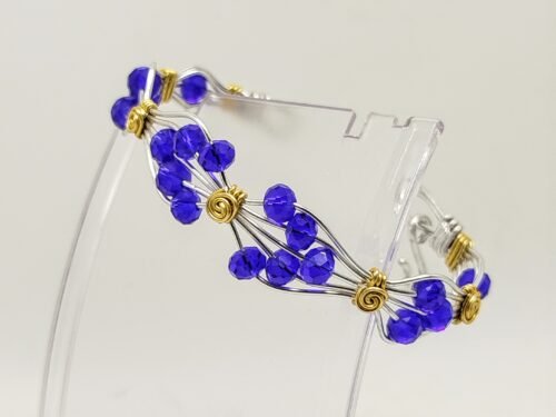 bracelet en fil aluminium argenté et perles bleues à facettes
