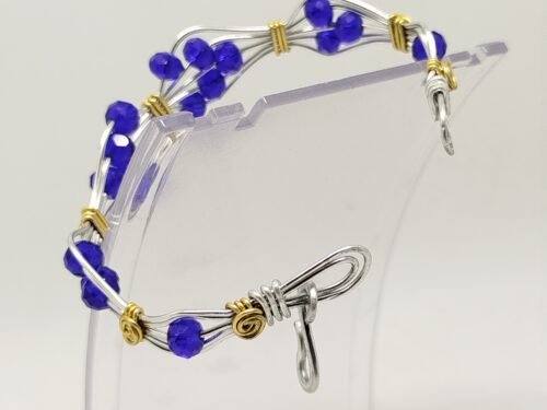 bracelet en fil aluminium argenté et perles bleues à facettes