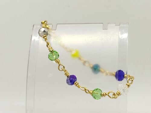 bracelet doré en perles à facettes colorés