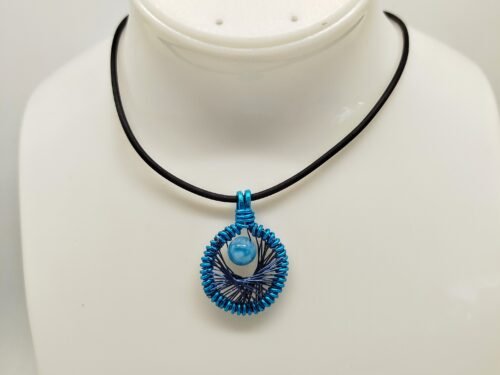 pendentif tissé en fil aluminium bleu avec collier en caoutchouc noir