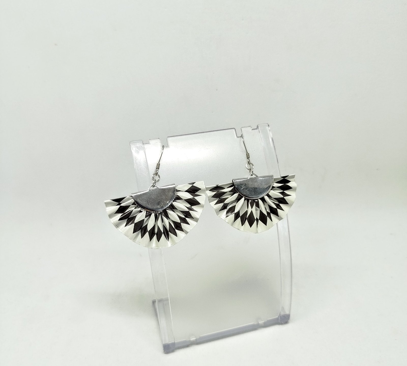 Boucles d’oreilles éventail colorées beige noir