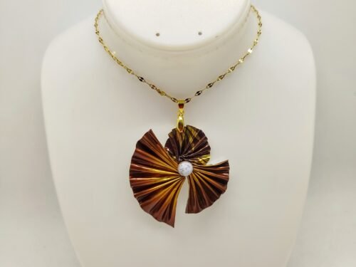 pendentif en capsules de café marron et chaîne en acier dorée