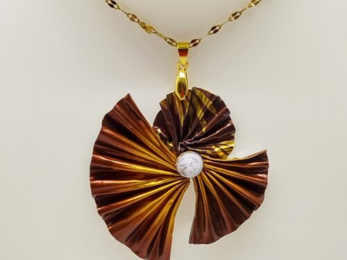 pendentif en capsules de café marron et chaîne en acier dorée