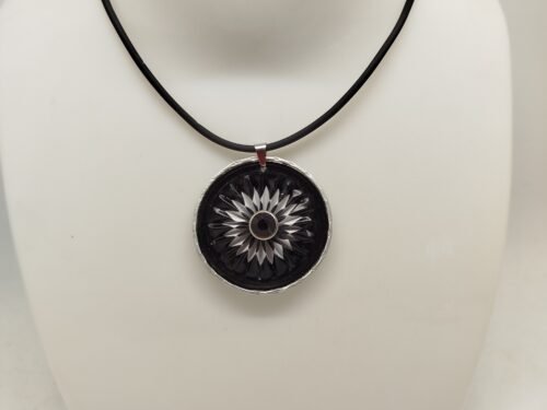 collier en capsules de café noir et strass noir au centre