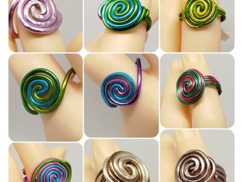 plusieurs bagues colorées en spirale