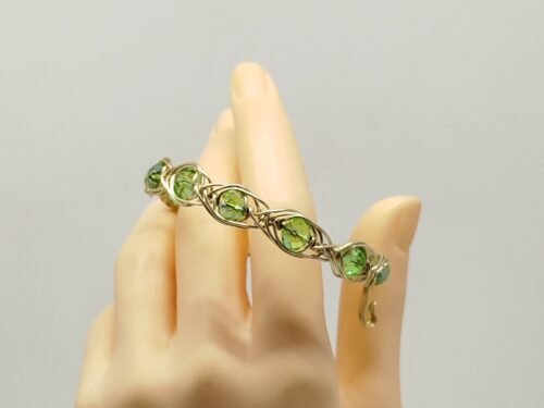bracelet tressé en fil aluminium et perles à facettes vert clair bracelet tressé en fil aluminium et perles à facettes vert clair