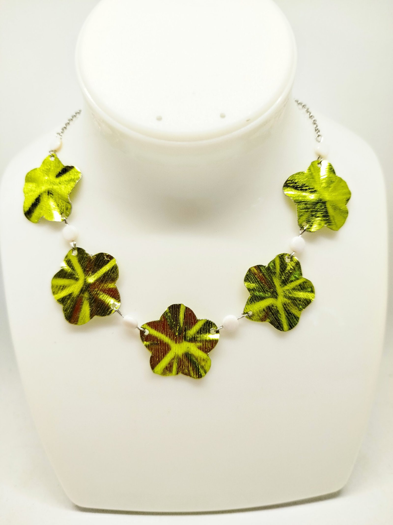 collier en fil aluminium large vert pomme en forme de fleur