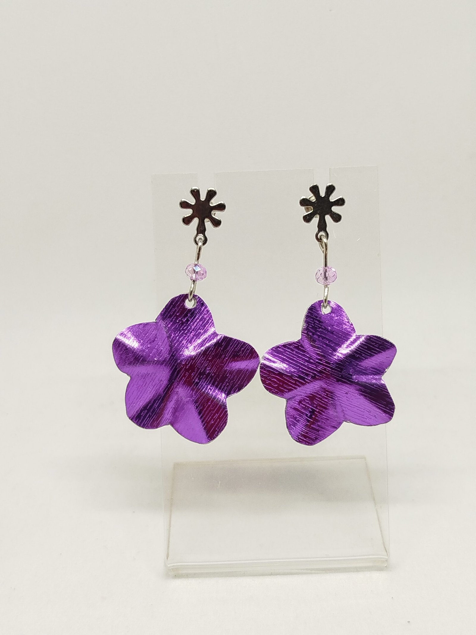 boucles d'oreilles en fil aluminium large violet en forme de fleur