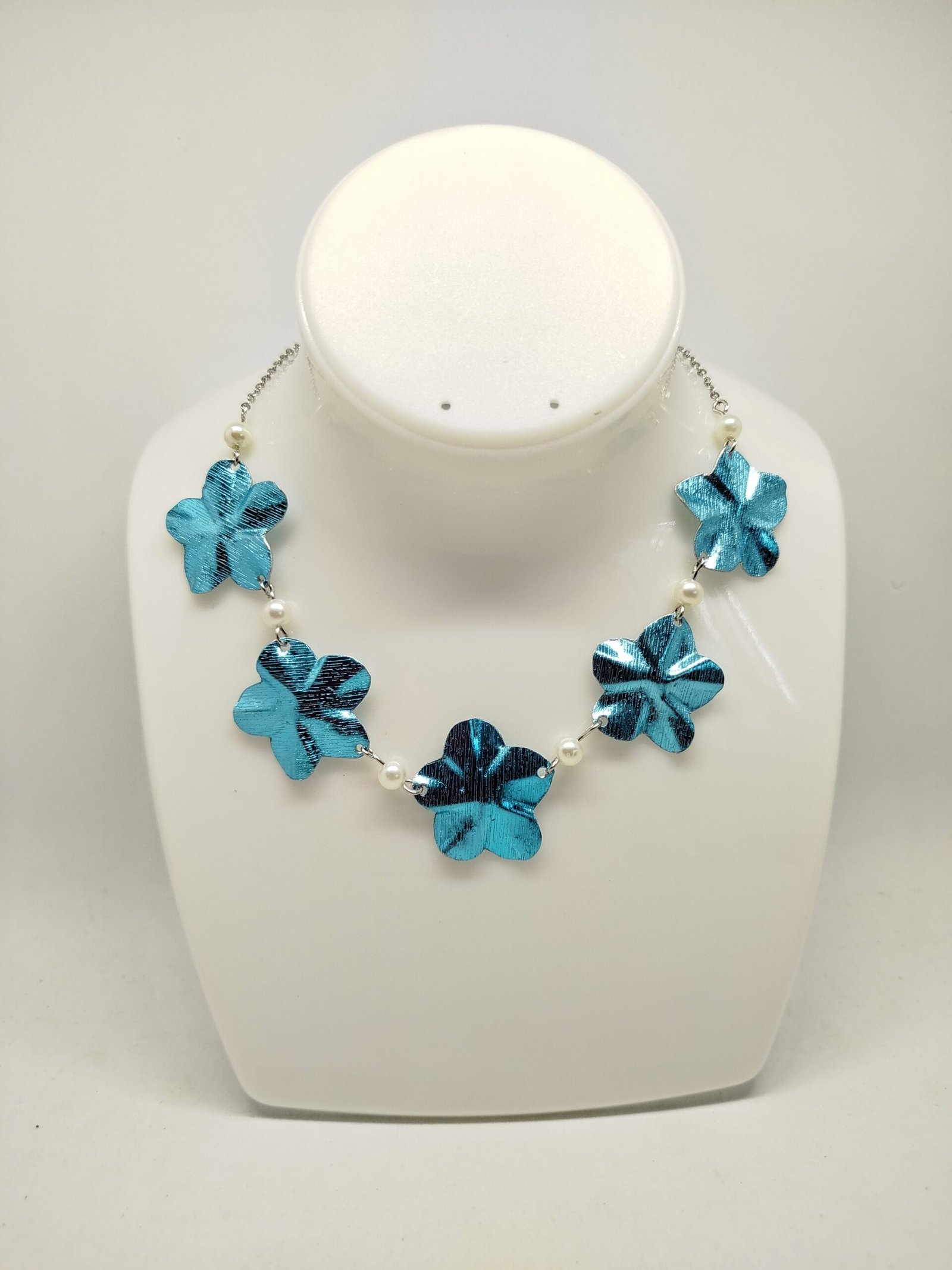 Élégante Fleur Design collier en fil aluminium couleur bleu clair