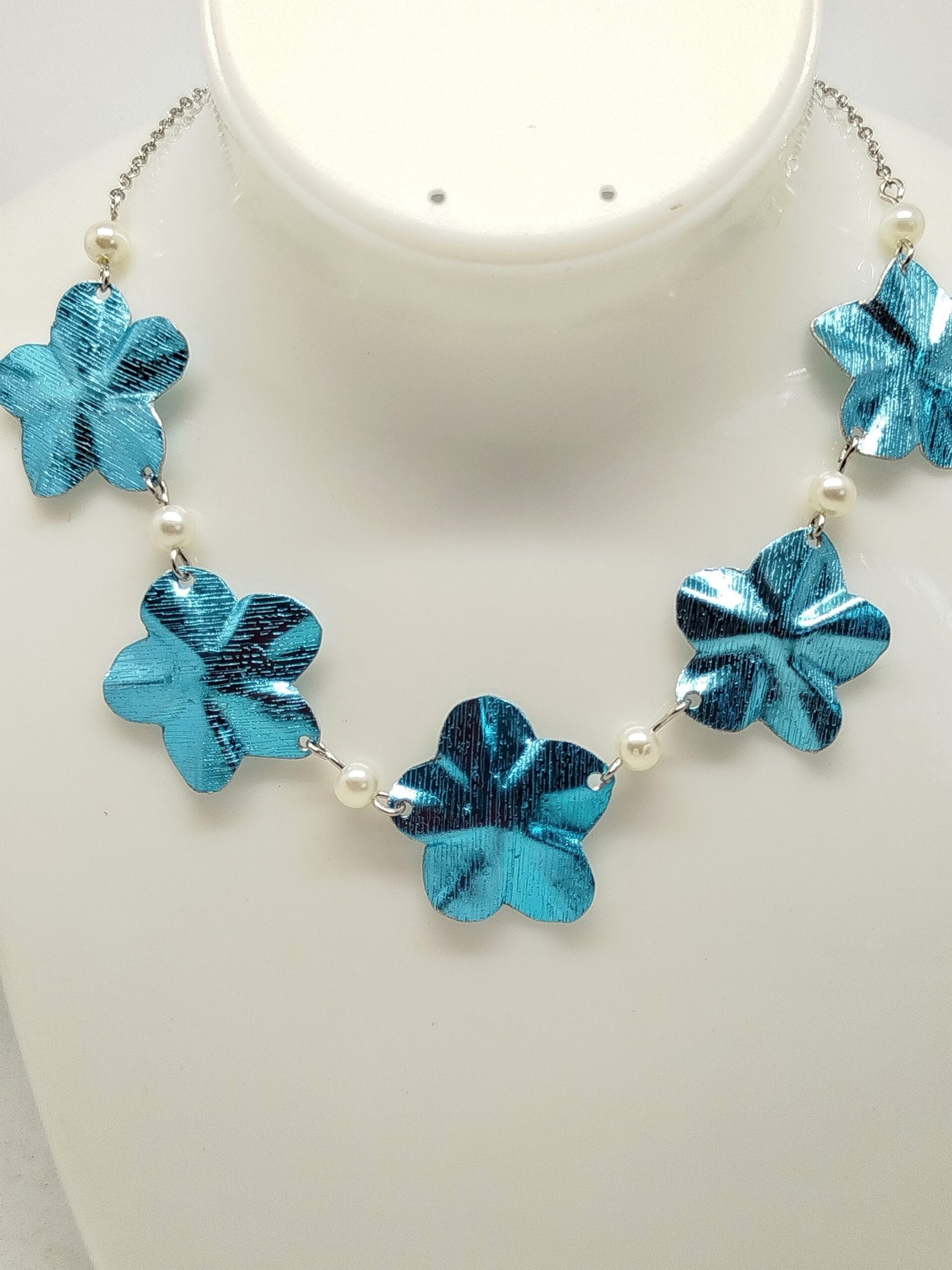 Élégante Fleur Design collier en fil aluminium couleur bleu clair