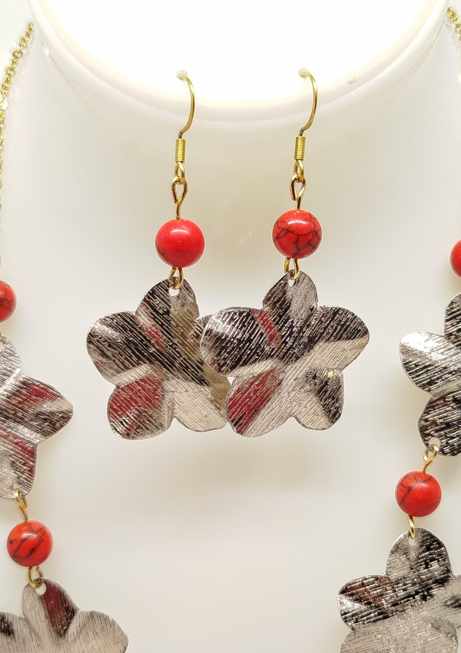 Élégante Fleur Design boucles d'oreilles en fil aluminium couleur champagne pierre howlite rouge