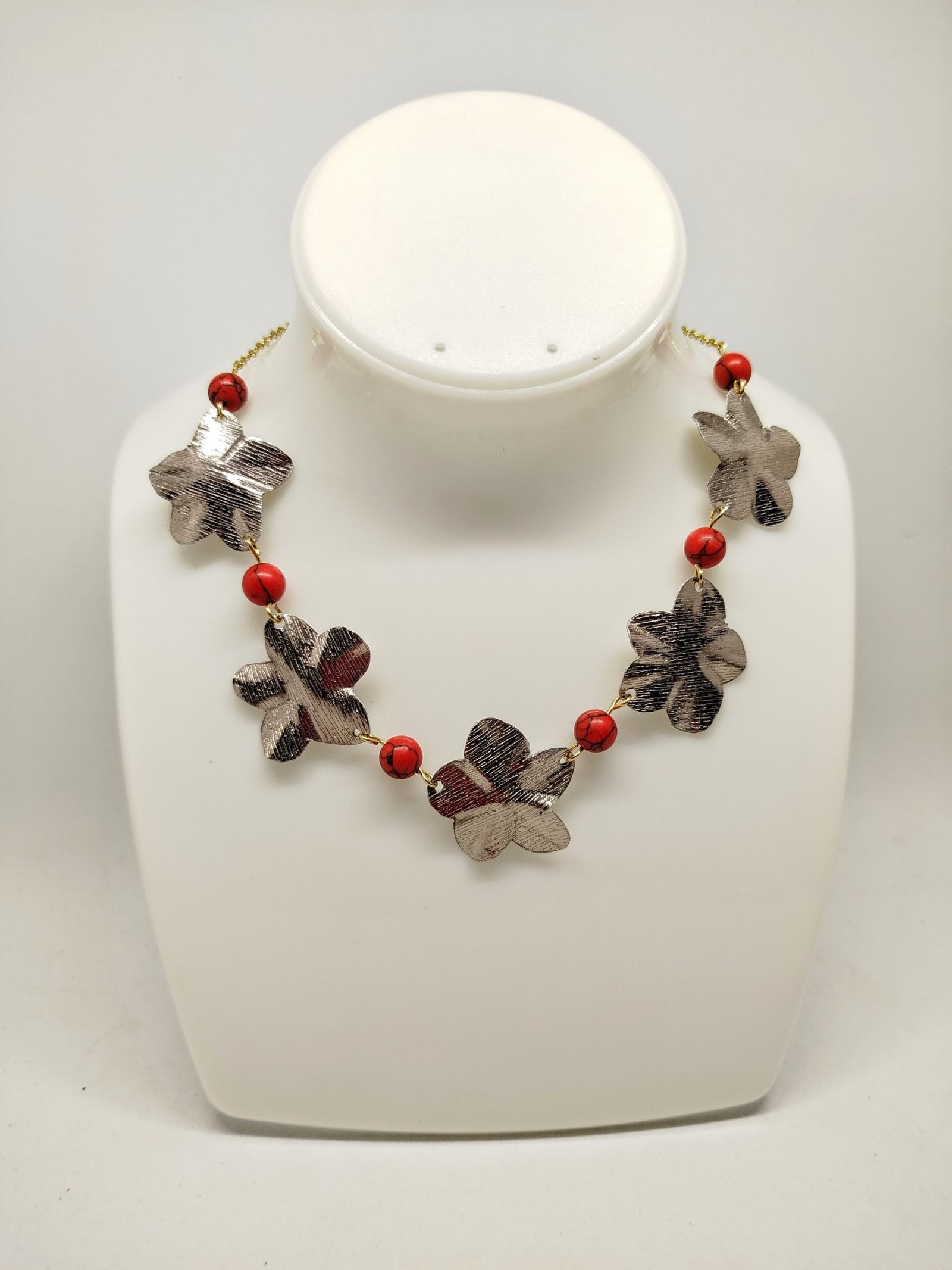 Élégante Fleur Design collier en fil aluminium couleur champagne pierre howlite rouge