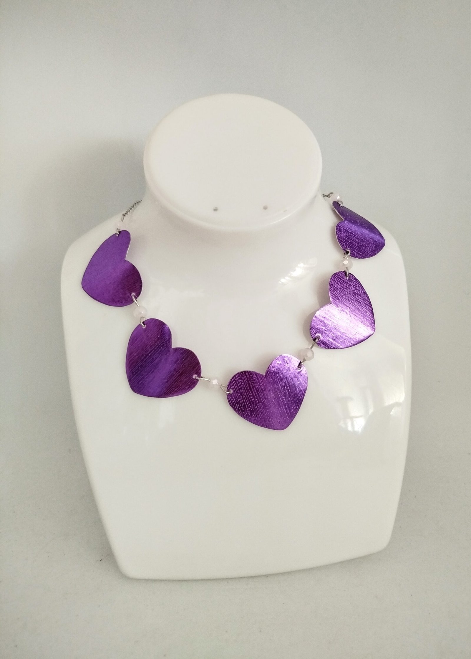 Collier Cœur Moderne et Romantique crée avec des cœurs en fil aluminium violet et perles