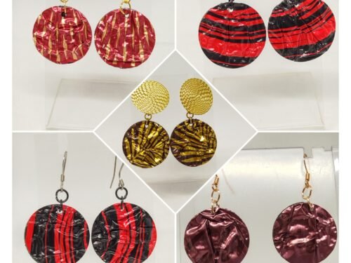 plusieurs paires de boucles d'oreilles en capsules de café
