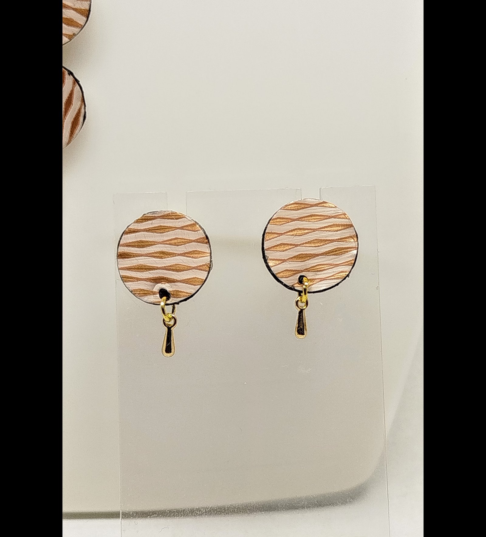 clous d'oreilles Élégantes en Beige