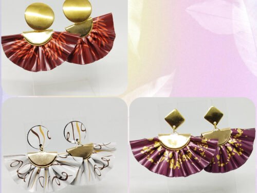 plusieurs boucles d’oreilles éventail colorées